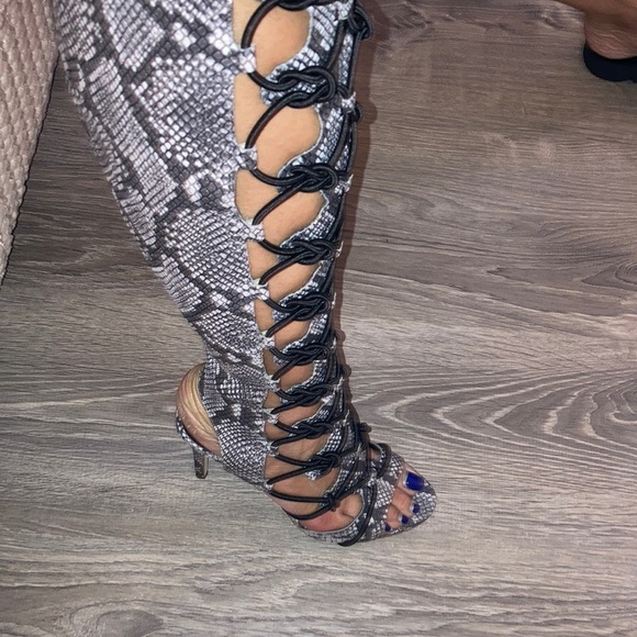 24HR DROP ⬇️ BCBGeneration Peep Toe Gladiator Strappy Heel - Picture 16 of 17